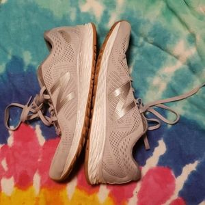 New balance tennis shoes